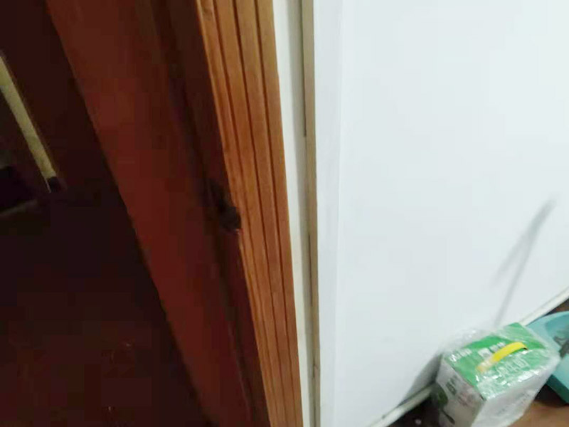 門框破損維修：首先將破損的洞清理干凈，用砂紙打磨一下除去污垢，將膩子和好填在空洞內，等膩子干后用砂紙打磨光滑，或者速干膠干透的木渣也是打磨光滑，除去上邊的灰塵。然后使用修補膏或者油漆對修補平整光滑的膩子上調色，還原成與周圍一樣的色彩，用吹風機快速吹干油漆。