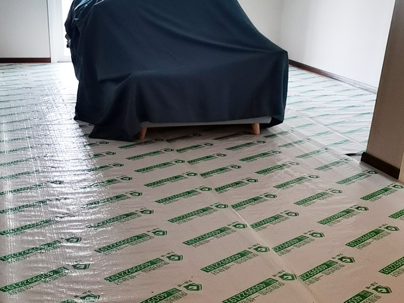 全屋地面家具成品保護(hù)：正確的施工順序應(yīng)該是搞好成品保護(hù)，地面鋪貼完成清潔干凈后，可以用厚一點(diǎn)的泡沫包裝膜，然后可以再加一層塑料膜，這樣就不至于損壞地磚了，也可以用保護(hù)膜，其效果與地板革相似。