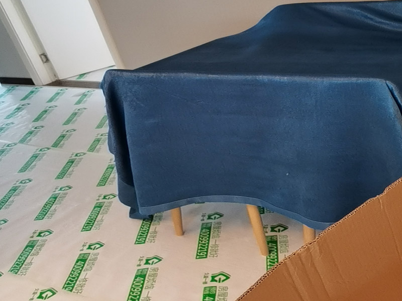 全屋地面家具成品保護(hù)：正確的施工順序應(yīng)該是搞好成品保護(hù)，地面鋪貼完成清潔干凈后，可以用厚一點(diǎn)的泡沫包裝膜，然后可以再加一層塑料膜，這樣就不至于損壞地磚了，也可以用保護(hù)膜，其效果與地板革相似。