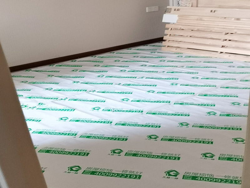 全屋地面家具成品保護(hù)：正確的施工順序應(yīng)該是搞好成品保護(hù)，地面鋪貼完成清潔干凈后，可以用厚一點(diǎn)的泡沫包裝膜，然后可以再加一層塑料膜，這樣就不至于損壞地磚了，也可以用保護(hù)膜，其效果與地板革相似。