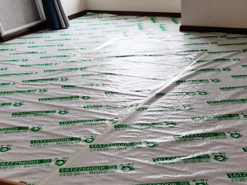 全屋地面家具成品保護(hù)：正確的施工順序應(yīng)該是搞好成品保護(hù)，地面鋪貼完成清潔干凈后，可以用厚一點(diǎn)的泡沫包裝膜，然后可以再加一層塑料膜，這樣就不至于損壞地磚了，也可以用保護(hù)膜，其效果與地板革相似。