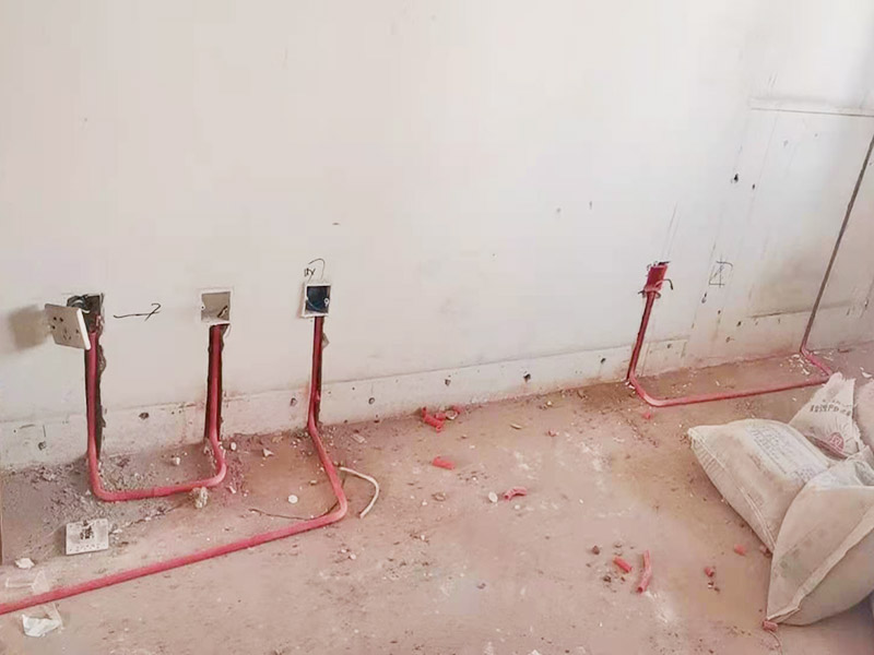電路改造布線:首先要根據生活習慣對電路位置確定了，然后專業的電工會根據定位和電路走向，開布線槽。而布線一般采用的是線管暗埋的方式，這樣墻面就能保持美觀整潔，方便后期室內設計。同時線管選擇冷彎管可以彎曲而不斷裂，這是布線的好選擇，因為它的轉角是有弧度的，線可以隨時更換，而且不用開墻。