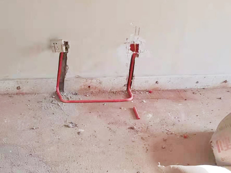 電路改造布線:首先要根據生活習慣對電路位置確定了，然后專業的電工會根據定位和電路走向，開布線槽。而布線一般采用的是線管暗埋的方式，這樣墻面就能保持美觀整潔，方便后期室內設計。同時線管選擇冷彎管可以彎曲而不斷裂，這是布線的好選擇，因為它的轉角是有弧度的，線可以隨時更換，而且不用開墻。