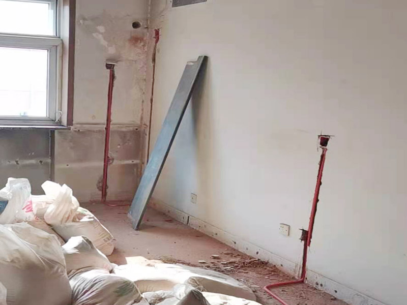電路改造布線:首先要根據生活習慣對電路位置確定了，然后專業的電工會根據定位和電路走向，開布線槽。而布線一般采用的是線管暗埋的方式，這樣墻面就能保持美觀整潔，方便后期室內設計。同時線管選擇冷彎管可以彎曲而不斷裂，這是布線的好選擇，因為它的轉角是有弧度的，線可以隨時更換，而且不用開墻。