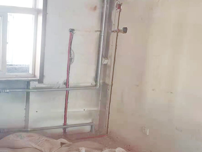 電路改造布線:首先要根據生活習慣對電路位置確定了，然后專業的電工會根據定位和電路走向，開布線槽。而布線一般采用的是線管暗埋的方式，這樣墻面就能保持美觀整潔，方便后期室內設計。同時線管選擇冷彎管可以彎曲而不斷裂，這是布線的好選擇，因為它的轉角是有弧度的，線可以隨時更換，而且不用開墻。