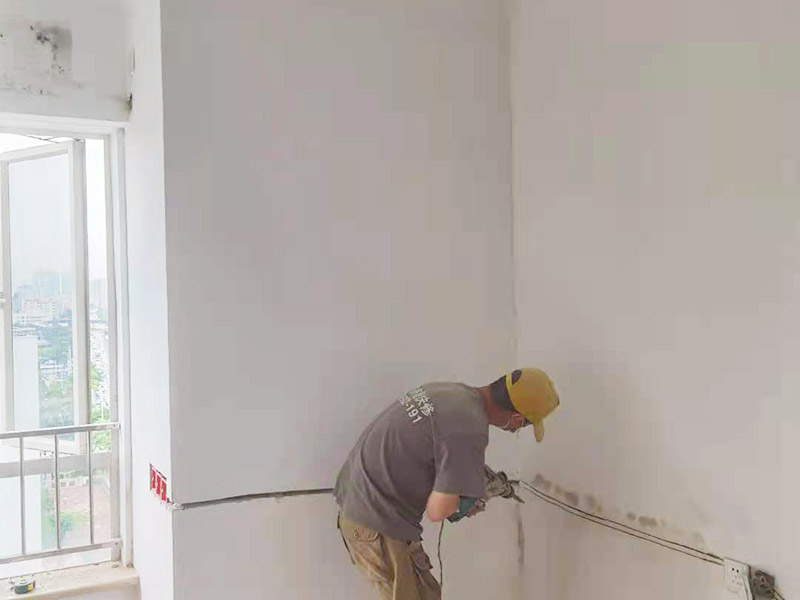 電路開槽移位維修：電路線路開槽深度應一致，槽線頂直，應先在墻面彈出控制線后，再用云石機切割墻面，人工開槽。線路安裝時必須加護線套管，套管連接應緊密、平順，直角拐角處應將角內側切開，切口一側切圓弧形接口后，折彎安裝。