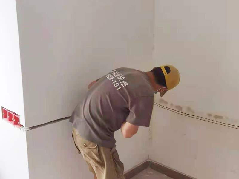 電路開槽移位維修：電路線路開槽深度應一致，槽線頂直，應先在墻面彈出控制線后，再用云石機切割墻面，人工開槽。線路安裝時必須加護線套管，套管連接應緊密、平順，直角拐角處應將角內側切開，切口一側切圓弧形接口后，折彎安裝。