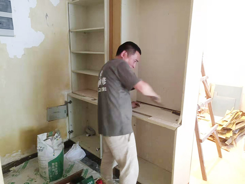 局部拆除裝修施工：主體拆改的過程中原材料的去留也是一個大問題，這在拆改前期就需要最好必須的準備，可以直接使用的材料也可以保留下來，這樣可以有效回收利用并且可以節省開支。主體拆改變動越大、所需要的工期就越長，材料越高檔，相對價格就越高。