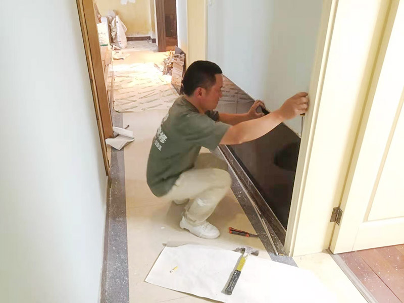 局部拆除裝修施工：主體拆改的過程中原材料的去留也是一個大問題，這在拆改前期就需要最好必須的準備，可以直接使用的材料也可以保留下來，這樣可以有效回收利用并且可以節省開支。主體拆改變動越大、所需要的工期就越長，材料越高檔，相對價格就越高。