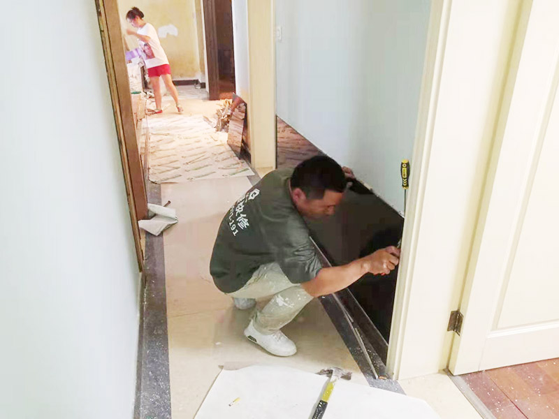 局部拆除裝修施工：主體拆改的過程中原材料的去留也是一個大問題，這在拆改前期就需要最好必須的準備，可以直接使用的材料也可以保留下來，這樣可以有效回收利用并且可以節省開支。主體拆改變動越大、所需要的工期就越長，材料越高檔，相對價格就越高。