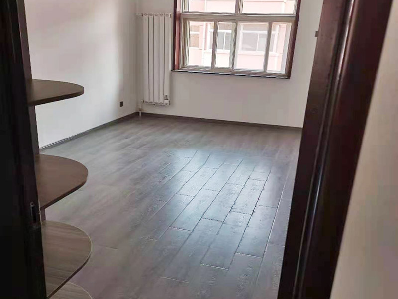 局部裝修前后對比圖：對于地板鋪貼的裝修：首先清掃地面，把灰塵掃干凈。平整地面、排除死角問題，防止地板鋪不平整，正平后在掃一次，確保地面干凈無雜物。然后開始鋪地膜，用地板專用膠帶粘接地膜。開始擺放地板。把地板按照編號擺放好位置。最后地板鋪好了就可以開始裝踢腳線線，裝完踢腳腳線進行最后的清潔工作。