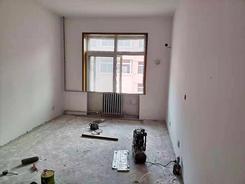 局部裝修前后對比圖：對于地板鋪貼的裝修：首先清掃地面，把灰塵掃干凈。平整地面、排除死角問題，防止地板鋪不平整，正平后在掃一次，確保地面干凈無雜物。然后開始鋪地膜，用地板專用膠帶粘接地膜。開始擺放地板。把地板按照編號擺放好位置。最后地板鋪好了就可以開始裝踢腳線線，裝完踢腳腳線進行最后的清潔工作。