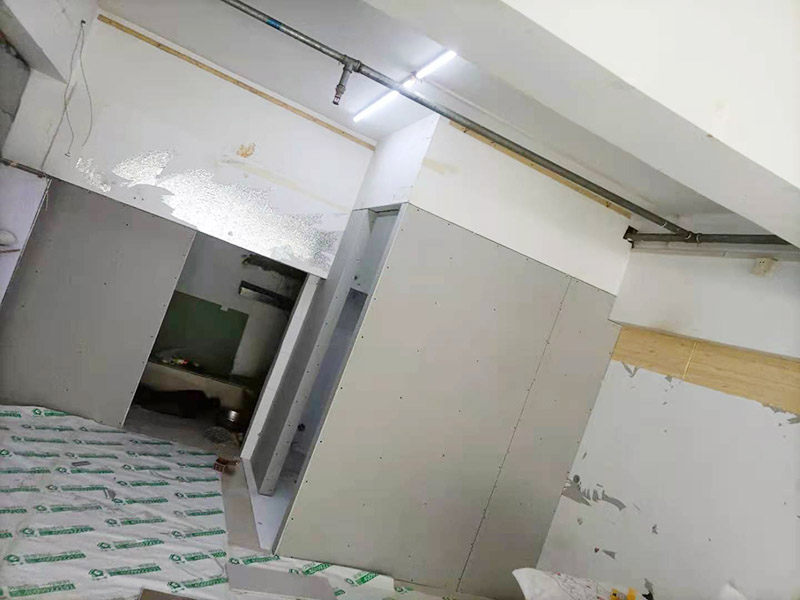 客廳石膏板隔斷安裝：石膏板宜豎向鋪設，首先確定龍骨上下兩端的方向，盡量使穿線孔對齊。同時記得豎龍骨的長度尺寸，按現場實測尺寸為準;接著豎龍骨安裝就位后，保證垂直。注意輕鋼龍骨用專用防銹自攻螺釘固定并用電動螺絲槍一次打入并擰緊；石膏板安裝時應從板的中部向板的四邊固定。最后接縫處理使用廠家配套供應的接縫用嵌縫膏和接縫帶。石膏板與周圍墻或柱要留有3mm的槽口，以便進行防開裂處理。注意不可用滿批膩子代替嵌縫膩子。