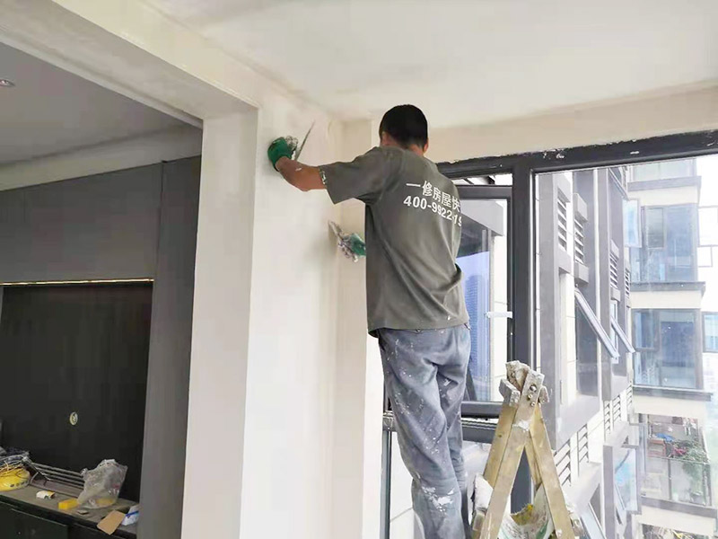 墻面刮膩子找平：首先要將墻面先修護平整，磨平凸起處，填補凹陷處，在刮膩子之前，墻面還需要噴刷一遍粘結劑才能進行刮膩子。墻面批刮膩子通常都需要刮兩到三次，而且必須要等到前一遍膩子完全干透之后，才能再進行后一遍的膩子。而膩子刮完之后，整個墻面必須是平整光滑、紋理均勻、表面無刮痕，否則會嚴重地影響整體的裝修效果。