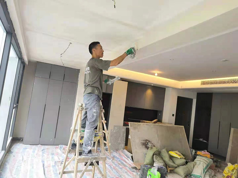 墻面刮膩子找平：首先要將墻面先修護平整，磨平凸起處，填補凹陷處，在刮膩子之前，墻面還需要噴刷一遍粘結劑才能進行刮膩子。墻面批刮膩子通常都需要刮兩到三次，而且必須要等到前一遍膩子完全干透之后，才能再進行后一遍的膩子。而膩子刮完之后，整個墻面必須是平整光滑、紋理均勻、表面無刮痕，否則會嚴重地影響整體的裝修效果。