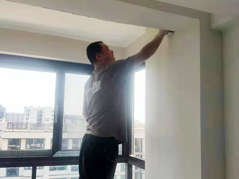 墻面刮膩子找平：首先要將墻面先修護平整，磨平凸起處，填補凹陷處，在刮膩子之前，墻面還需要噴刷一遍粘結劑才能進行刮膩子。墻面批刮膩子通常都需要刮兩到三次，而且必須要等到前一遍膩子完全干透之后，才能再進行后一遍的膩子。而膩子刮完之后，整個墻面必須是平整光滑、紋理均勻、表面無刮痕，否則會嚴重地影響整體的裝修效果。