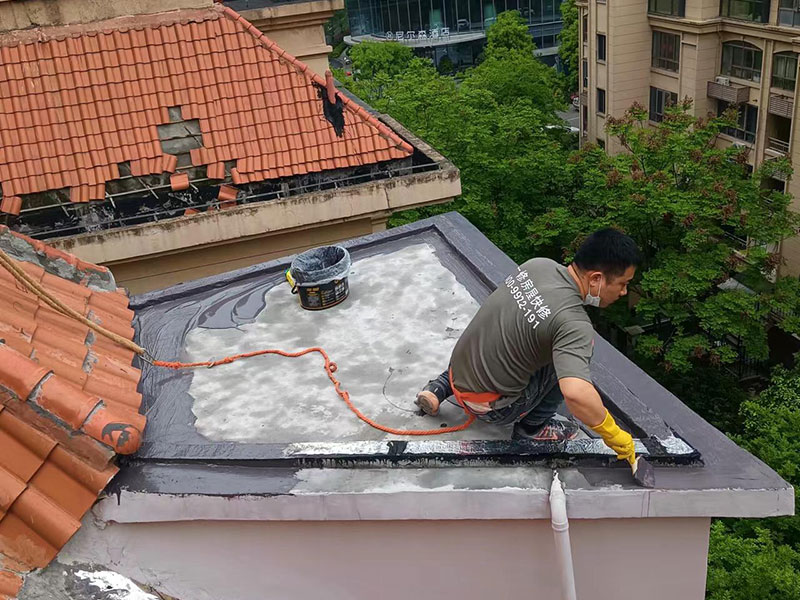 老房子屋頂刷防水作業