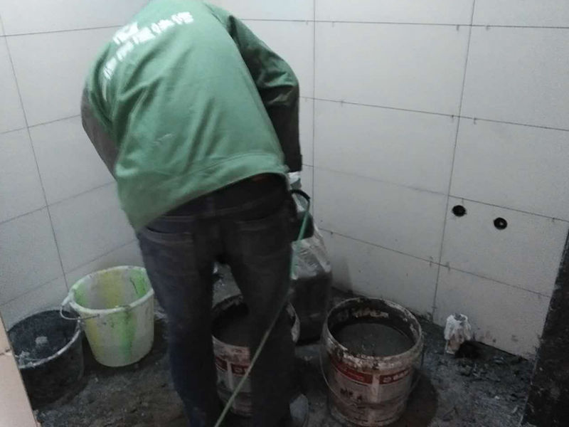 說(shuō)起清水房裝修注意什么，網(wǎng)上關(guān)于清水房裝修注意什么的介紹非常多，清水房裝修注意什么是很多網(wǎng)民非常關(guān)心和議論的話題；益修快裝公司提供清水房裝修服務(wù)，免費(fèi)量房設(shè)計(jì)，先裝修后付款；提供清水房衛(wèi)生間裝修、清水房廚房修補(bǔ)、清水房廁所翻修、清水房臥室改造、清水房客廳翻新、清水房陽(yáng)臺(tái)設(shè)計(jì)、清水房榻榻米維修、清水房背景墻粉刷等，以下是小編收集整理的清水房裝修注意什么,裝修公司整體裝修有哪些利弊？等信息，請(qǐng)往下看。  裝修公司整體裝修有哪些利弊   利:   1.業(yè)主比較省心省力，要做的只是適時(shí)地與裝潢公司溝通，讓對(duì)方了解自己的意圖，監(jiān)督工程的基本進(jìn)度和  2.由裝潢公司進(jìn)行設(shè)計(jì)，更專業(yè)，今后產(chǎn)生遺憾的可能性較小。  3.設(shè)計(jì)、施工、選材都由同一家公司代勞，終出來(lái)的效果也會(huì)更完整，風(fēng)格更統(tǒng)一。  弊:  1.如今的裝潢市場(chǎng)中，裝修公司和從業(yè)人員良莠不齊，識(shí)別挑選起來(lái)確實(shí)不太容易。 1.碰到一些不正規(guī)的公司，受騙上當(dāng)?shù)臋C(jī)會(huì)很大。