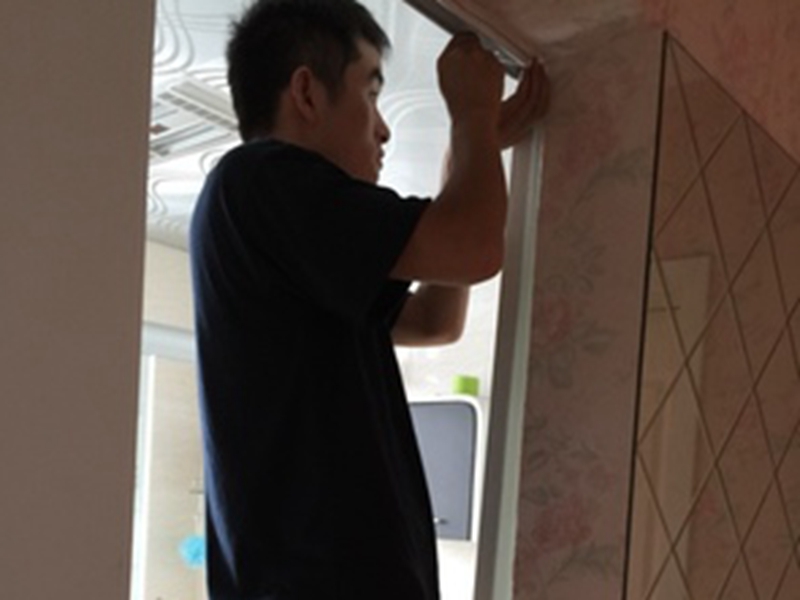 青島卷簾門維修,卷簾門維修卷簾門往下拉時直接掉下來是怎么回事?而且向上推很費力