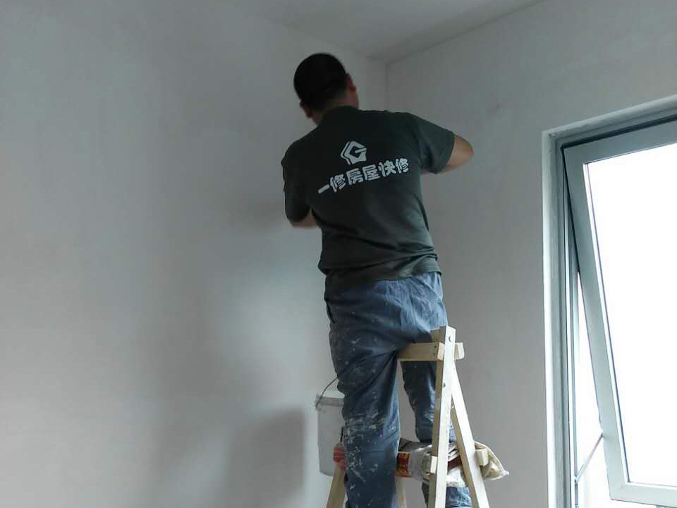 墻面有孔洞太難看？一修房屋快修老師傅教你怎么修補墻面孔洞
