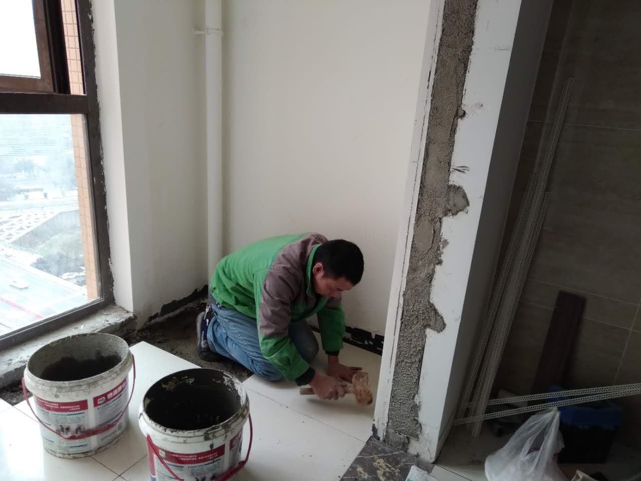 陽(yáng)臺(tái)裝修到底要不要貼磚，陽(yáng)臺(tái)貼磚有哪