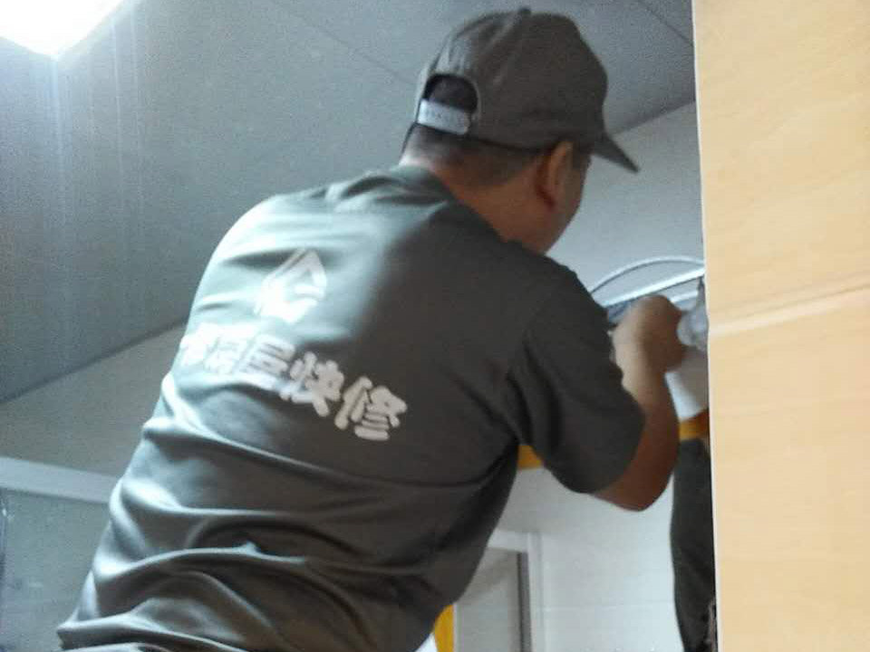 卷簾門(mén)窗安裝維修上門(mén)服務(wù),塑鋼窗戶晃