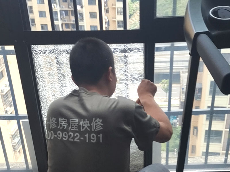高層雙層玻璃碎了更換費用？