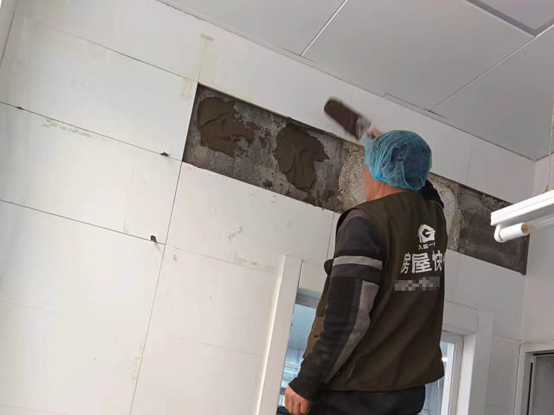 陽臺的瓷磚墻面起堿怎么回事？